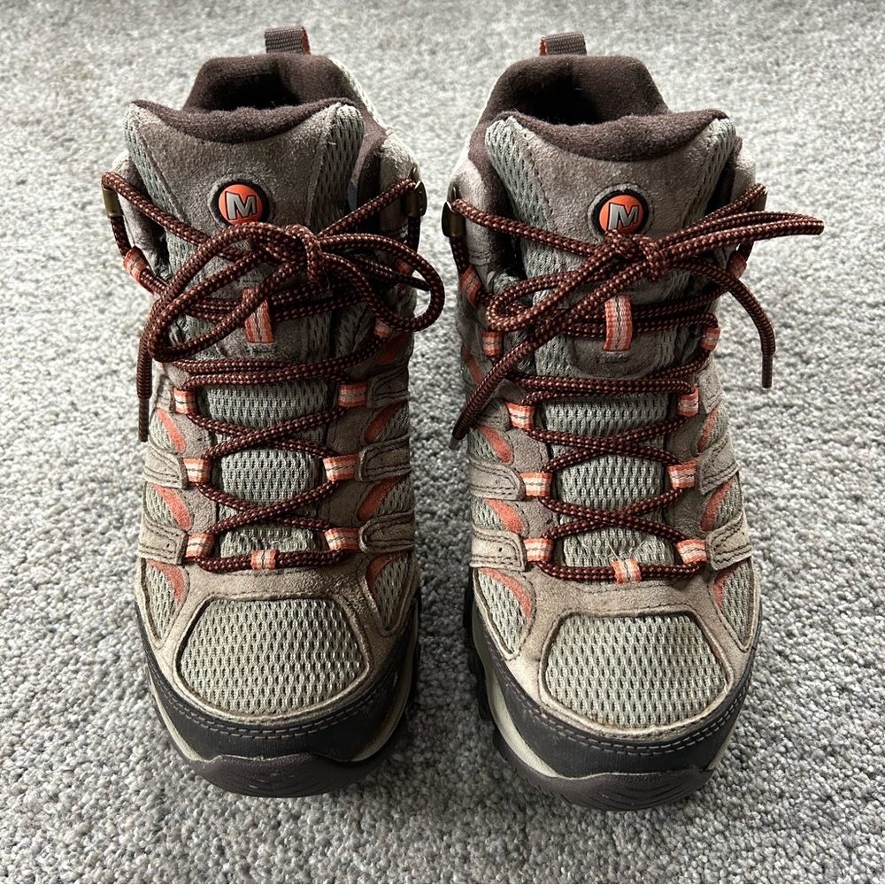 Woman’s Merrell Outdoor Hiking Boots Size 9